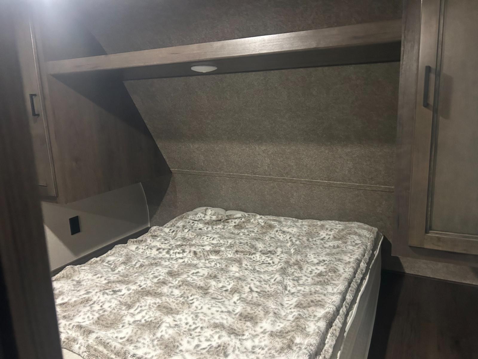 2021 White /TAN Highland Ridge RV, Inc OPEN RANGE 26BHS (58TBH0BP7M1) , located at 17760 Hwy 62, Morris, OK, 74445, 35.609104, -95.877060 - 2021 HIGHLAND RIDGE OPEN RANGE IS PERFECT FOR A SMALL FAMILY OR A LARGE. THIS CAMPER IS 30.5FT LONG AND WILL SLEEP 10 PEOPLE. FEATURES A 16FT POWER AWNING, OUTSIDE STORAGE, DOUBLE AXEL, SINGLE SLIDE OUT, POWER HITCH, AND MANUAL JACKS. IN THE FRONT OF THIS CAMPER IS A QUEEN SIZED BED WITH OVERHEAD ST - Photo #20